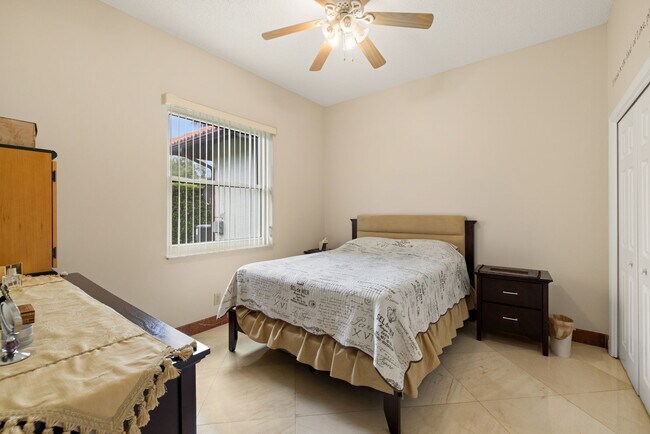 Building Photo - 1873 Lago Vista Blvd