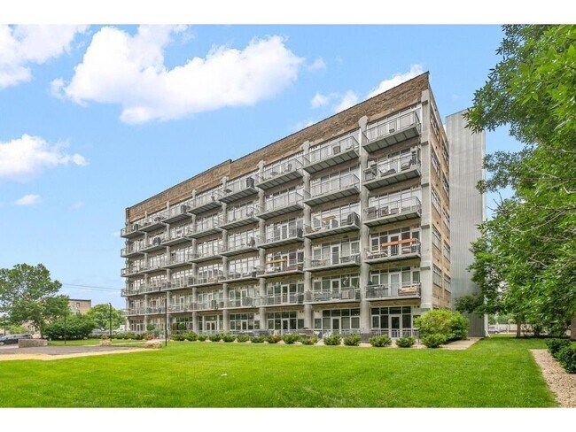 Building Photo - 748 N 3rd St