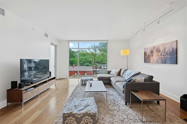 Building Photo - 210 Lee Barton Dr