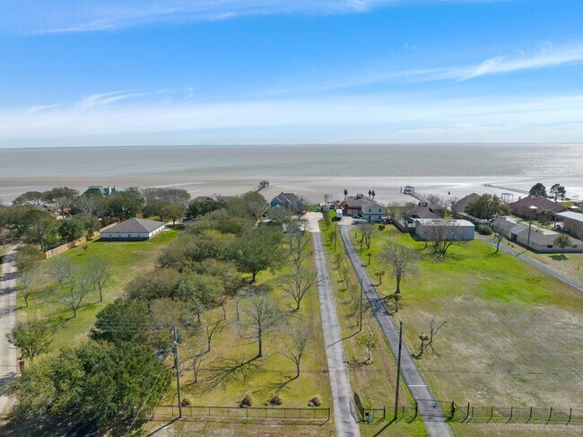 Building Photo - 12734 Tri City Beach Rd