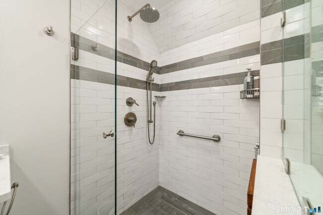 Building Photo - 595 Heritage Vlg