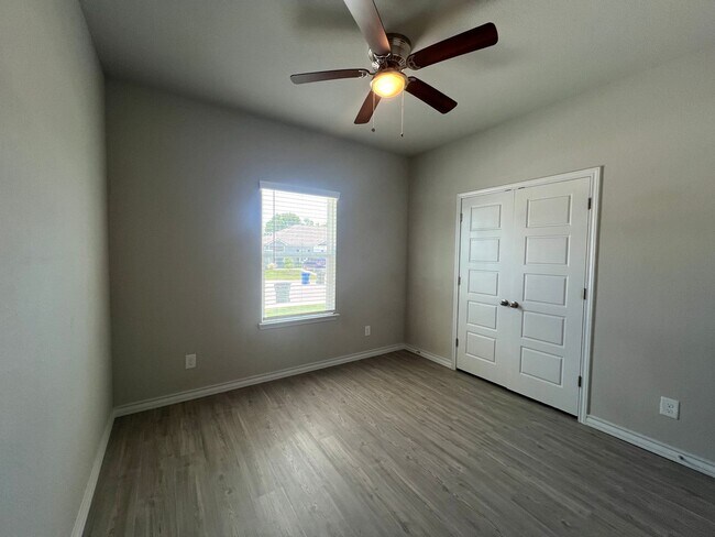 Building Photo - Elegant Home in Seguin!
