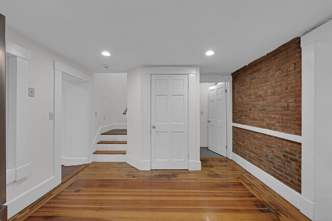 Building Photo - 22 School St