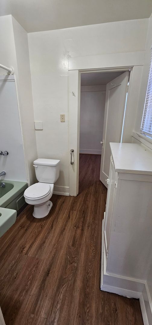Building Photo - 2 bed 1 bath 1 car garage home cottage in ...