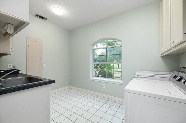 Building Photo - 106 River Oaks Dr