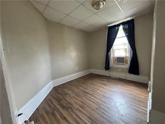 Building Photo - 209 S Wade Ave