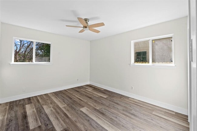 Building Photo - 9417 N Creek Dr