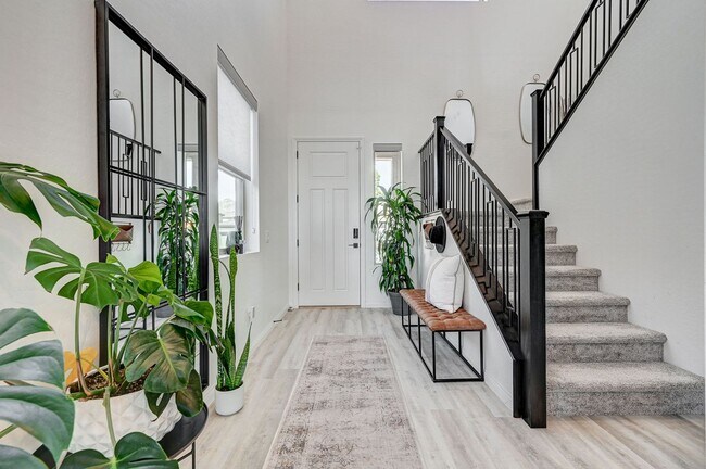 Building Photo - Stunning Fully Furnished 5-Bedroom Home in...