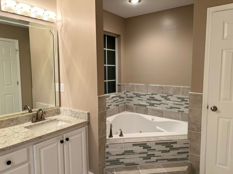 Building Photo - 112 Creekview Trl