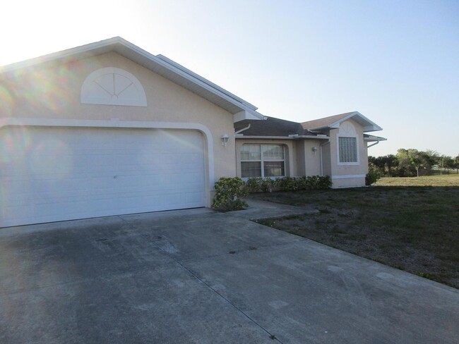 Building Photo - 3303 SW 8th Ct