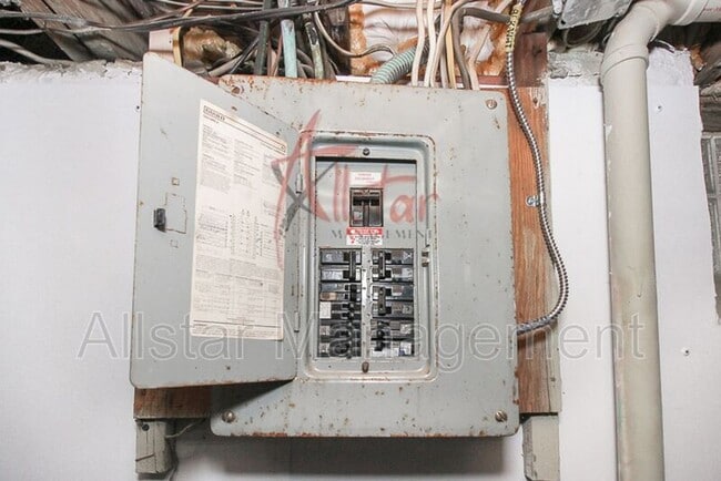 Building Photo - 3801 Woodridge Rd