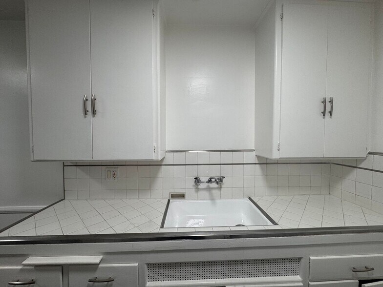 Building Photo - 8575 Holloway Dr