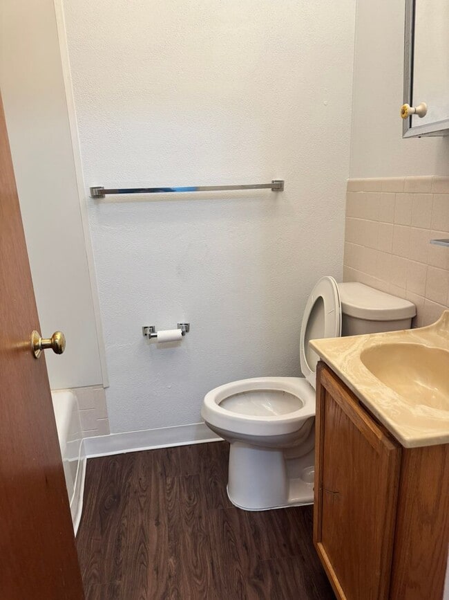 Building Photo - 306 E 18th St