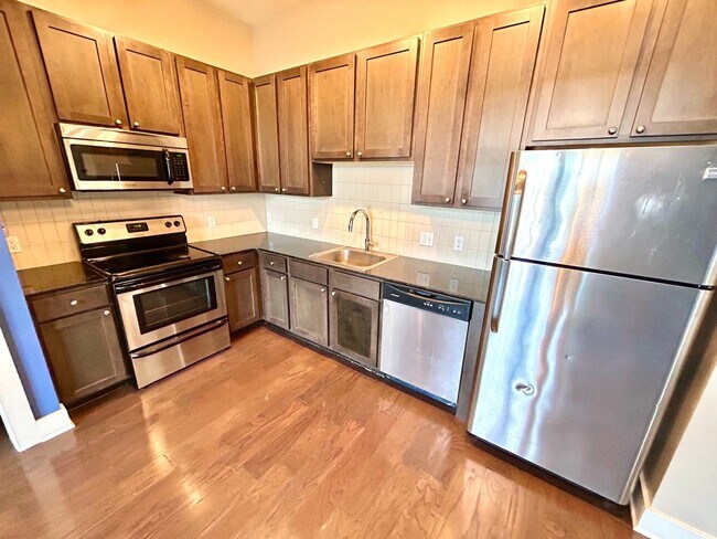 Building Photo - 2 Bedroom Condo In A Very Desirable Gated ...