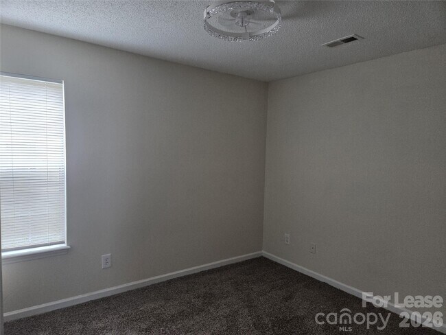 Building Photo - 121 Foxglove Dr