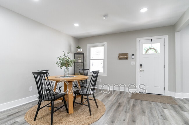 Building Photo - 537 N Sheffield Ave