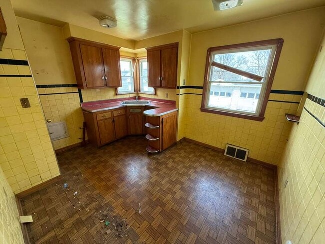 Building Photo - 3-BED, 1 BATH BEAUTIFUL SINGLE- FAMILY HOME IN MAPLE HEIGHTS!
