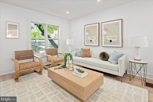 Building Photo - 911 N Irving St