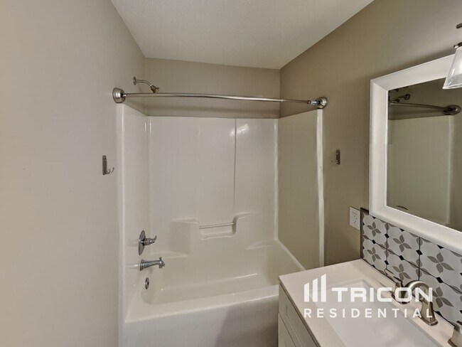 Building Photo - 242 Julian Pond Ln