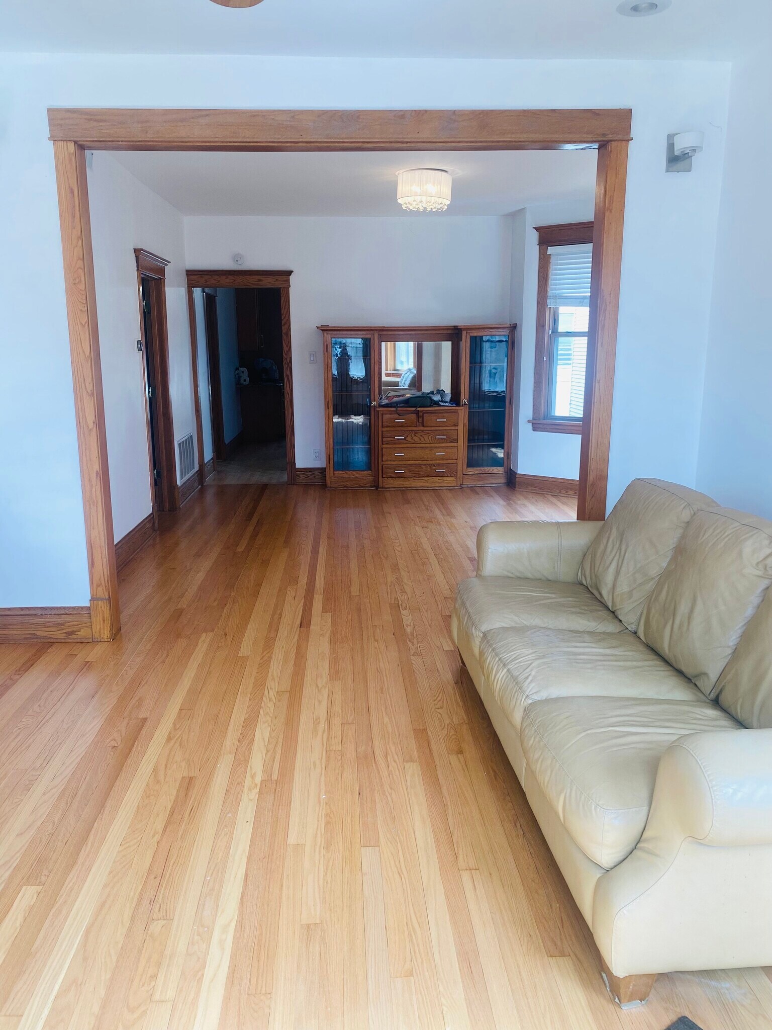 Frontroom looking into Dining Room - 2014 W Fletcher St