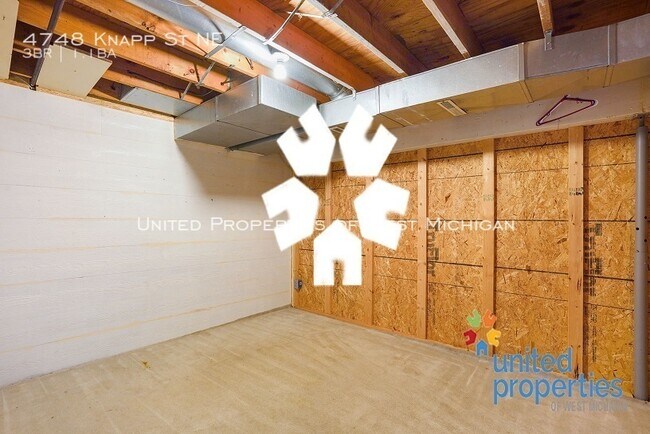 Building Photo - 4748 Knapp St NE