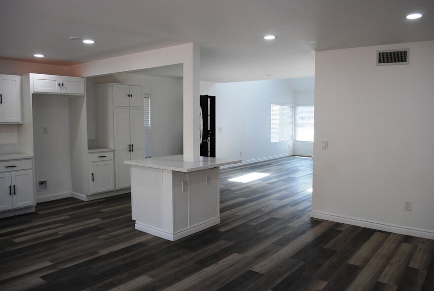 Kitchen's island - 5475 Mantua Ct