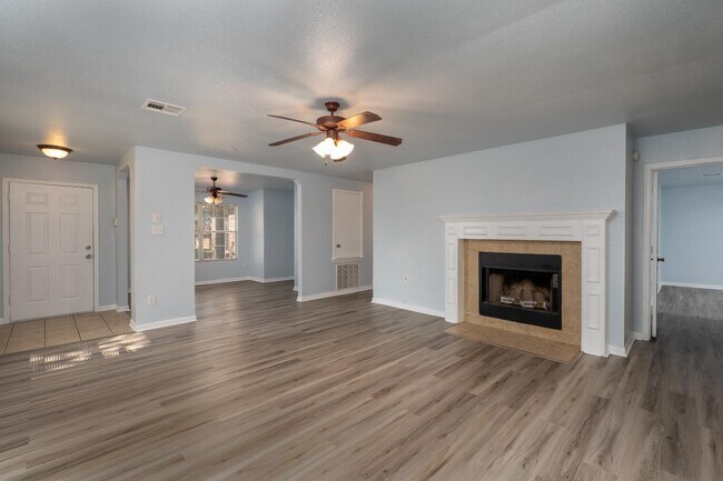 Building Photo - 2401 Haven Dr