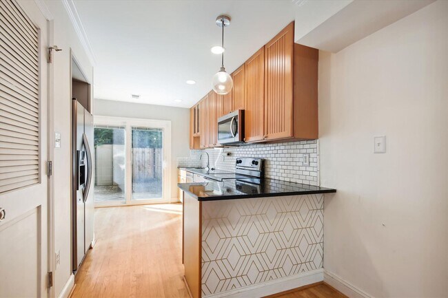 Building Photo - Spiffy 3 Bedroom, 2 Full Bathroom Rowhome just steps from Lincoln Park!!