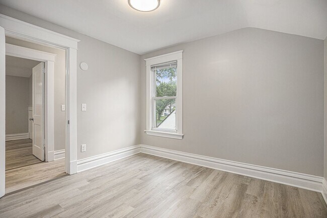 Building Photo - Fully Renovated 3 bed 2 bath home - Ask about our security deposit alternative!