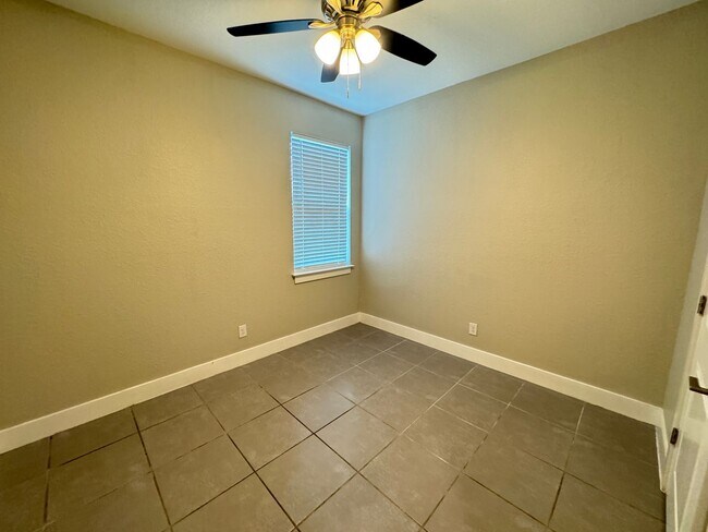 Building Photo - BEAUTIFUL Home 4 Bedroom, 2 Bathroom in Po...