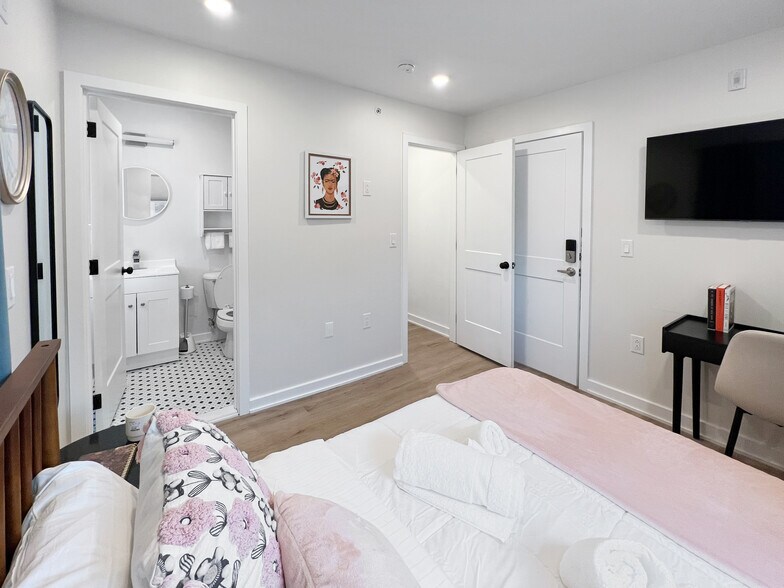 Bedroom 301 - 3814 Hamilton St