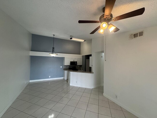 Building Photo - 9999 Summerbreeze Dr