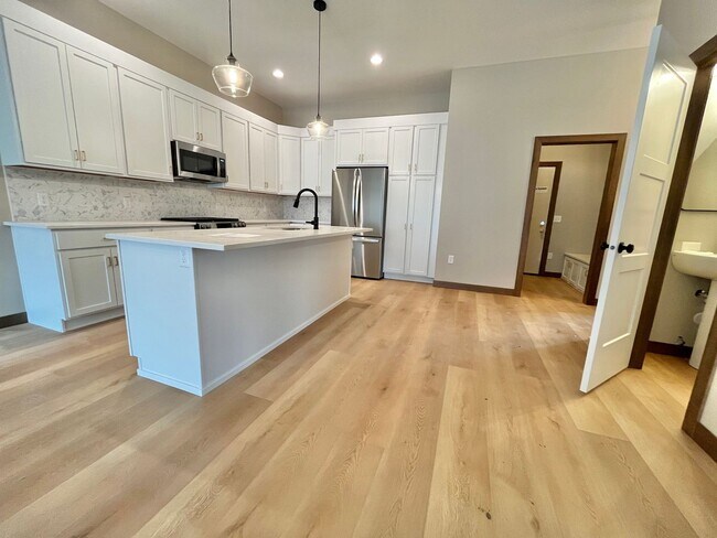 Building Photo - 5 Bed/2.5 Bath Twinhome For Rent!!