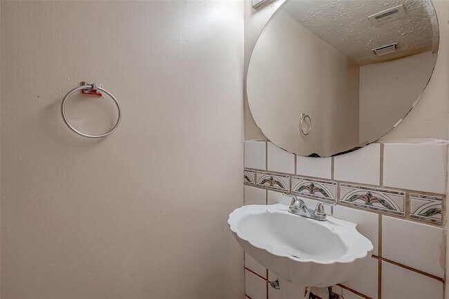 Building Photo - 2026 Sandy Knoll Dr
