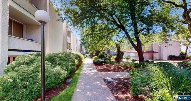 Building Photo - 462 River Rd