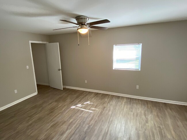 Building Photo - Updated 4 bed 2 bath minutes to Downtown C...