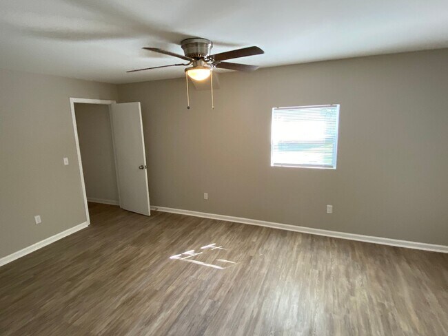 Building Photo - Updated 4 bed 2 bath minutes to Downtown Chattanooga!