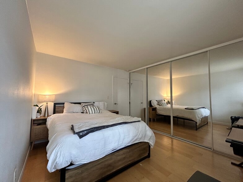 Building Photo - 1125 Pico Blvd