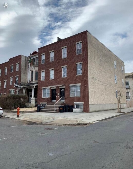 Building Photo - 2356 N Park Ave