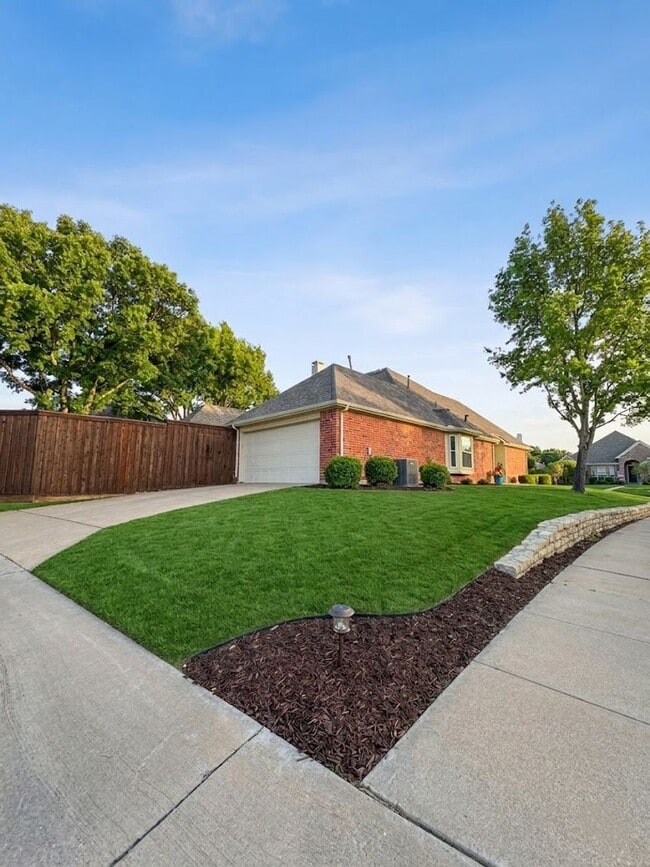 Building Photo - Beautiful single-story home for lease