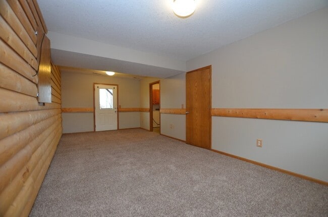 Building Photo - Lovely Altoona Split-Foyer