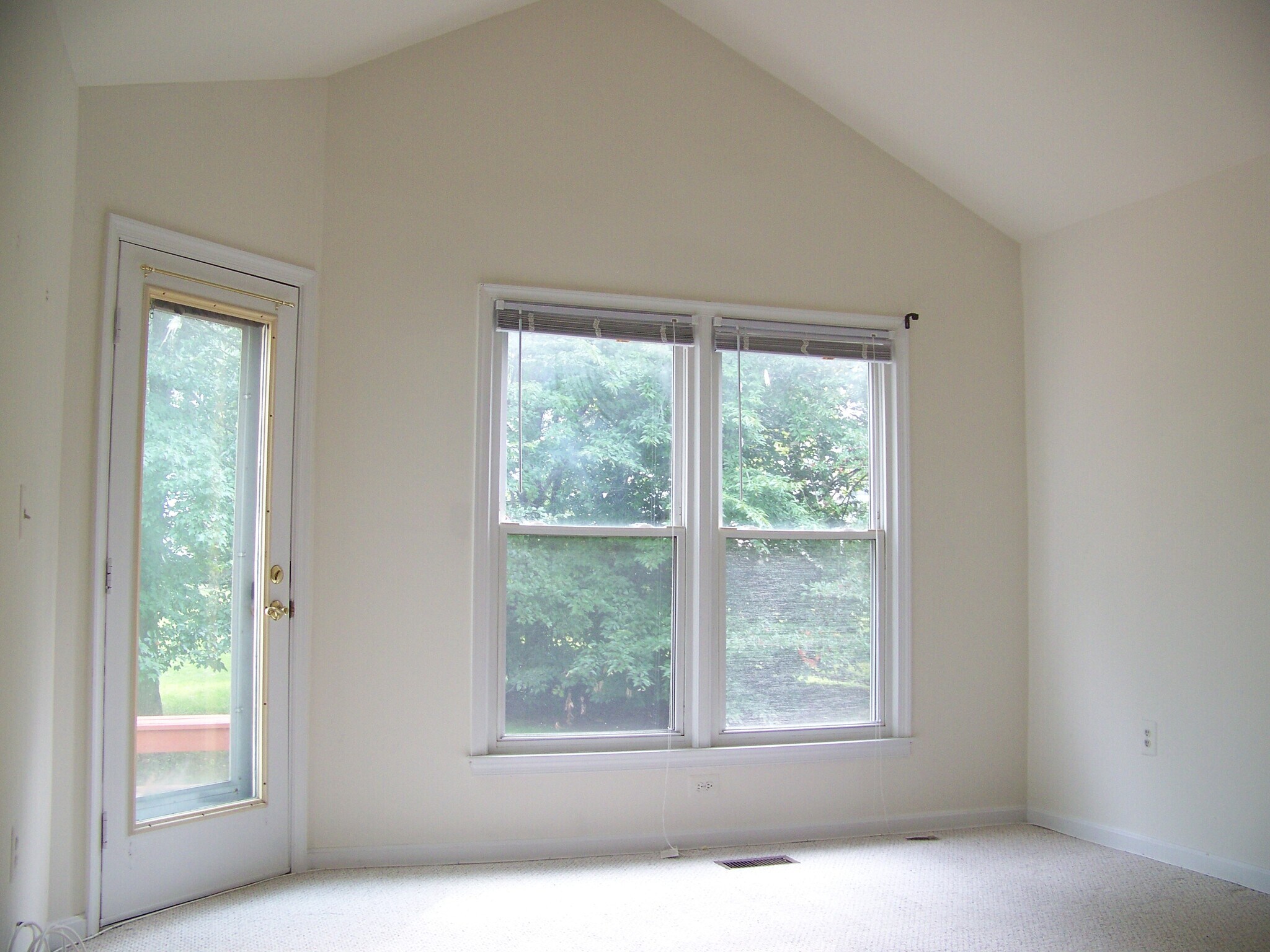 Building Photo - 14208 Greenview Dr