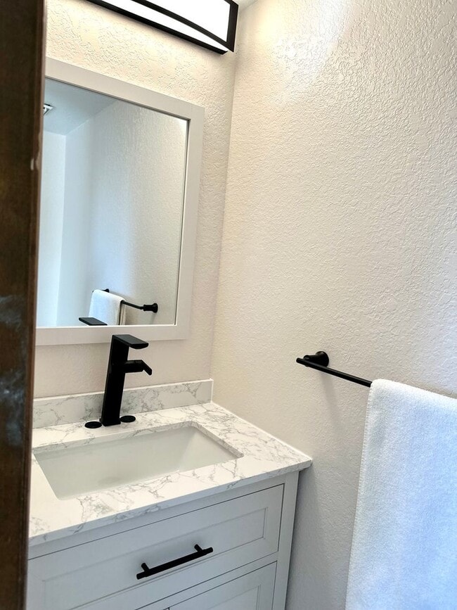 Building Photo - Newly Renovated Home 3 Bed 1 1/2 Bath 1-Car Garage on Century Place!