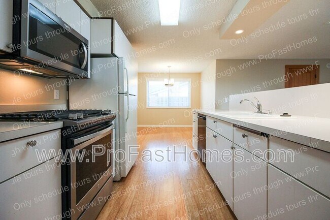 Building Photo - 14210 SW Rochester Dr