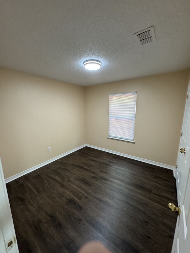 Building Photo - 13401 Warren Dr