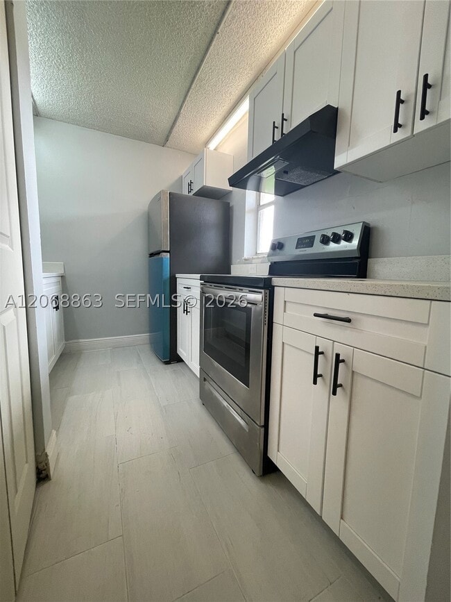 Building Photo - 10169 Twin Lakes Dr