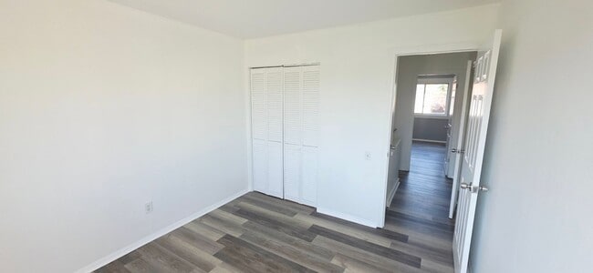 Building Photo - Updated & Move-In Ready Townhouse in Prime...
