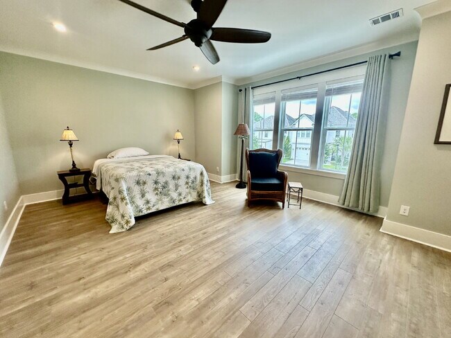 Building Photo - Beautiful Four Bedroom Fully Furnished Home Located in The Walk!