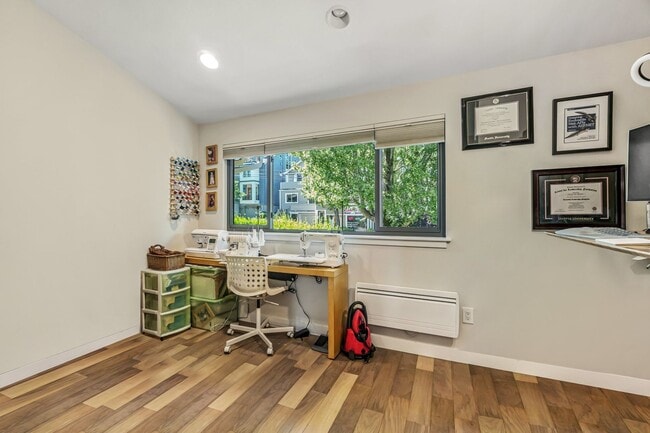 Building Photo - 2+ Bed 2.5 Bath East Madison Townhouse