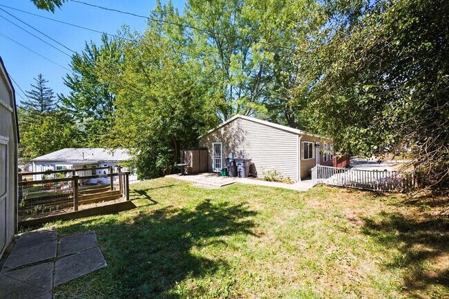 Building Photo - 455 Lakeview Dr